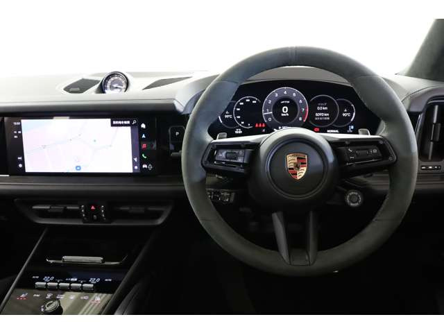 �X�|�[�e�B����ɂȂ��ރX�e�A�����O�B���炩�ȑ��슴�ƍ����f�ނŁA�h���C�o�[�̎v���ʂ�̑�����������܂��B