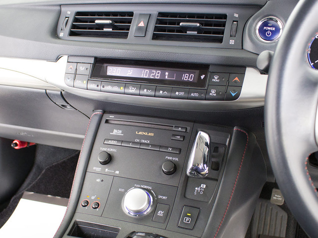 CD�͂������̎��ADVD�Đ����\�ł��B�t���Z�O�n�f�W�ɂ��Ή��������Bluetooth�ɂ��Ή����Ă���܂�