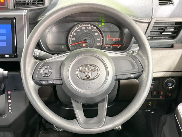 �C���e���A�ɍ��킹���f�U�C���̃X�e�A�����O�́A�^�]�������̂��Ƃ��l���A�^�]���₷���`��A�傫���ł��B�����x�A���ۂɐG���Ă��m���߂��������B