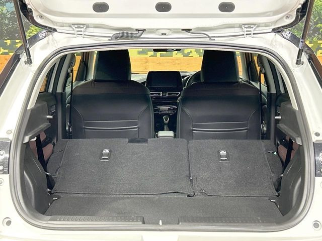 ���i�̂���������ʋ΁A���}���ɏ\���ȉ׎��X�y�[�X���m�ۂ��Ă���܂��B�Z�J���h�V�[�g��|���ƁA�傫�ȉו��̐ύڂ��\�ł���