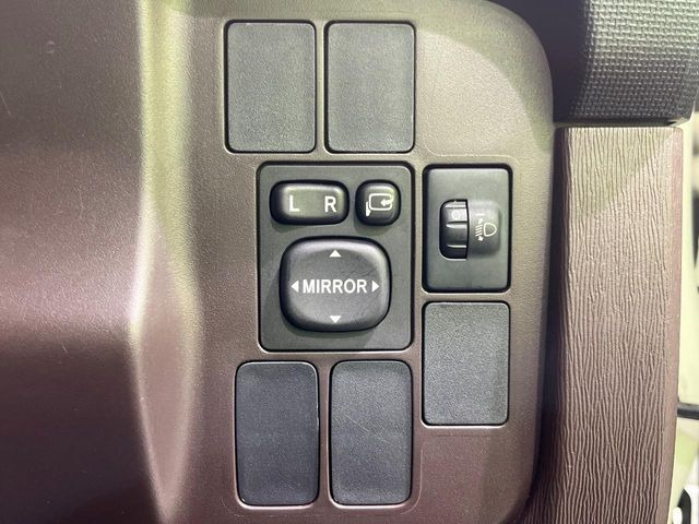 �y�d���i�[�~���[�z�T�C�h�~���[�͓d���i�[���ƂȂ��Ă���A�������ԏ�ł��L�Y�������X�N��}�����܂��B