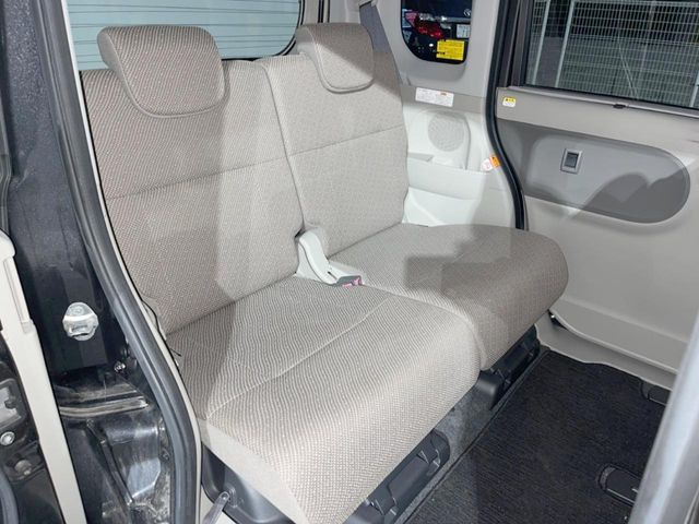 後部座席も気になるようなキズ・汚れやへたり等、大きなダメージはなく、良好な状態です。