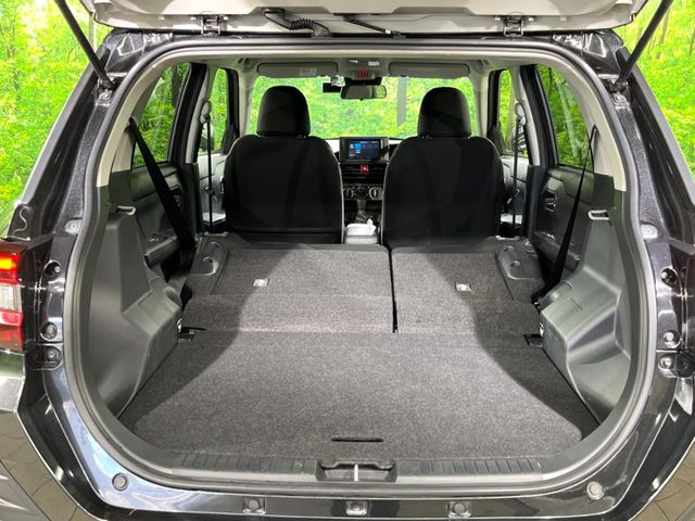 ���i�̂���������ʋ΁A���}���ɏ\���ȉ׎��X�y�[�X���m�ۂ��Ă���܂��B�Z�J���h�V�[�g��|���ƁA�傫�ȉו��̐ύڂ��\�ł���