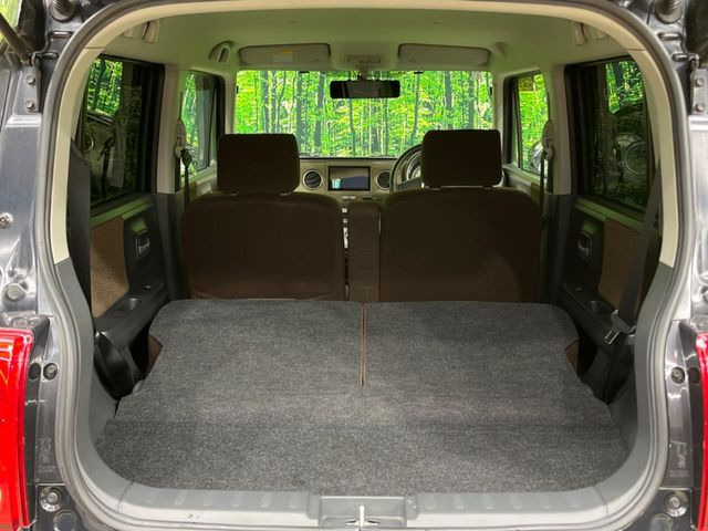 ���i�̂���������ʋ΁A���}���ɏ\���ȉ׎��X�y�[�X���m�ۂ��Ă���܂��B�Z�J���h�V�[�g��|���ƁA�傫�ȉו��̐ύڂ��\�ł���