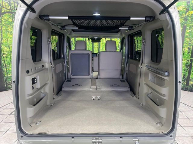 ���i�̂���������ʋ΁A���}���ɏ\���ȉ׎��X�y�[�X���m�ۂ��Ă���܂��B�Z�J���h�V�[�g��|���ƁA�傫�ȉו��̐ύڂ��\�ł���