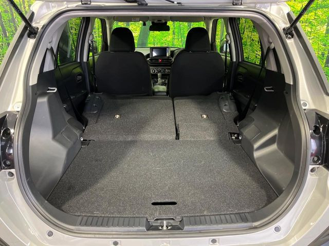 ���i�̂���������ʋ΁A���}���ɏ\���ȉ׎��X�y�[�X���m�ۂ��Ă���܂��B�Z�J���h�V�[�g��|���ƁA�傫�ȉו��̐ύڂ��\�ł���