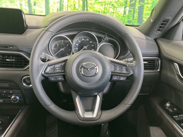 �C���e���A�ɍ��킹���f�U�C���̃X�e�A�����O�́A�^�]�������̂��Ƃ��l���A�^�]���₷���`��A�傫���ł��B�����x�A���ۂɐG���Ă��m���߂��������B