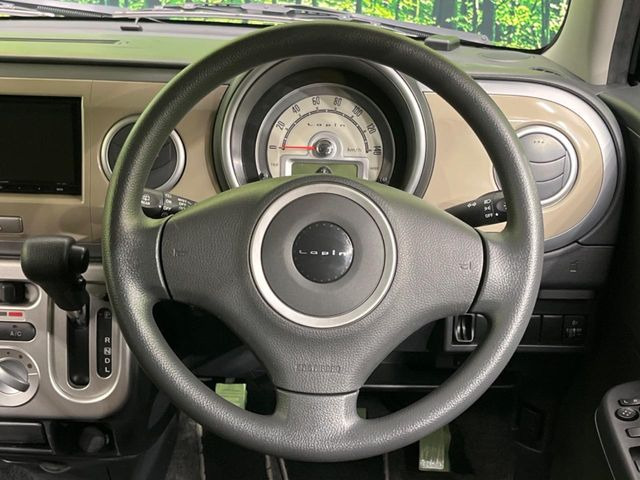 �C���e���A�ɍ��킹���f�U�C���̃X�e�A�����O�́A�^�]�������̂��Ƃ��l���A�^�]���₷���`��A�傫���ł��B�����x�A���ۂɐG���Ă��m���߂��������B