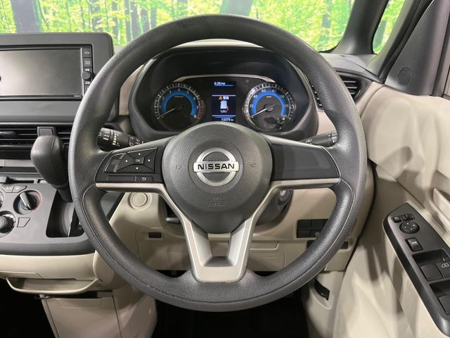 �C���e���A�ɍ��킹���f�U�C���̃X�e�A�����O�́A�^�]�������̂��Ƃ��l���A�^�]���₷���`��A�傫���ł��B�����x�A���ۂɐG���Ă��m���߂��������B