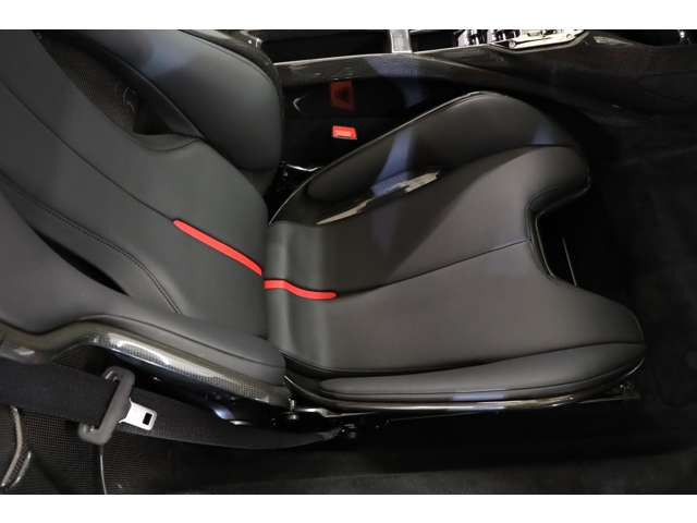 ��ݍ��ނ悤�ȃV�[�g�ƐS�n�悢���E���L���鏕��ȁB���s�������K���ƍ��g����ۂ��A����҂ɏ㎿�Ȉړ��̌���񋟂��܂��B