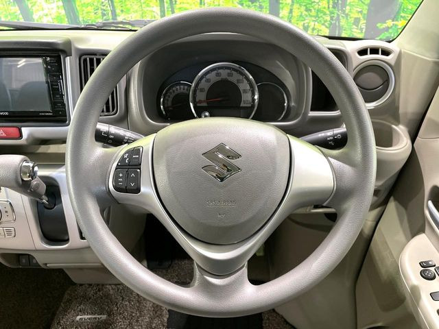 �C���e���A�ɍ��킹���f�U�C���̃X�e�A�����O�́A�^�]�������̂��Ƃ��l���A�^�]���₷���`��A�傫���ł��B�����x�A���ۂɐG���Ă��m���߂��������B