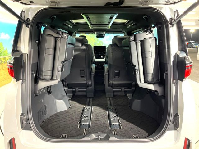 ���i�̂���������ʋ΁A���}���ɏ\���ȉ׎��X�y�[�X���m�ۂ��Ă���܂��B�Z�J���h�V�[�g��|���ƁA�傫�ȉו��̐ύڂ��\�ł���