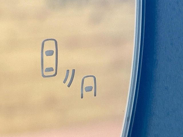 �y�u���C���h�X�|�b�g���j�^�[�z���s���A�h�A�~���[�̎��p�ɂȂ�₷���ӏ��Ɍ㑱�Ԃ��ڋ߂���ƃT�C�h�~���[�t�߂Ɍx����\���A�h���C�o�[�ɒ��ӊ��N�����Ă���܂��B