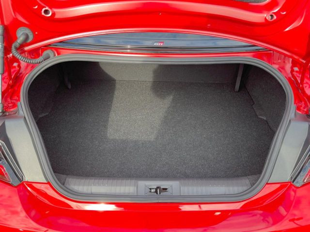 ���i�̂���������ʋ΁A���}���ɏ\���ȉ׎��X�y�[�X���m�ۂ��Ă���܂��B