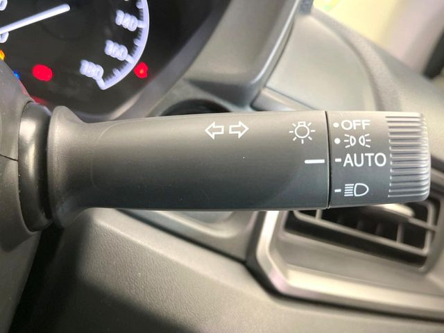 【オートライト】周りの明るさに応じて自動でヘッドライトの点灯・消灯ができる機能です!ライトの付け忘れ・消し忘れなどが無くなり、雨の日や夕方の走行も安心!トンネル通過時も便利ですね