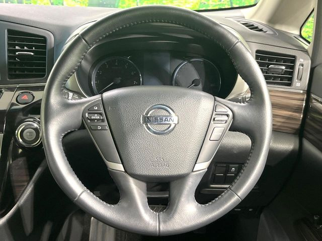 �C���e���A�ɍ��킹���f�U�C���̃X�e�A�����O�́A�^�]�������̂��Ƃ��l���A�^�]���₷���`��A�傫���ł��B�����x�A���ۂɐG���Ă��m���߂��������B