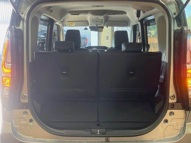 ���i�̂���������ʋ΁A���}���ɏ\���ȉ׎��X�y�[�X���m�ۂ��Ă���܂��B�Z�J���h�V�[�g��|���ƁA�傫�ȉו��̐ύڂ��\�ł���