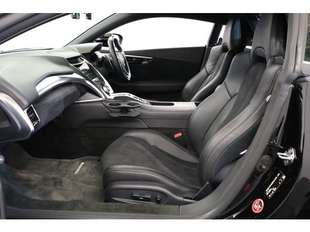 �C���e���A�ɂ̓J�[�{���t�@�C�o�[�C���e���A�X�|�[�c�p�b�P�[�W���̗p���A�X�e�A�����O�⃁�[�^�[�o�C�U�[�܂ŃX�|�[�e�B�Ȏ����œ��ꂳ�ꂽ1��ł��B