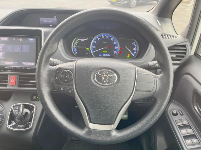 �C���e���A�ɍ��킹���f�U�C���̃X�e�A�����O�́A�^�]�������̂��Ƃ��l���A�^�]���₷���`��A�傫���ł��B�����x�A���ۂɐG���Ă��m���߂��������B