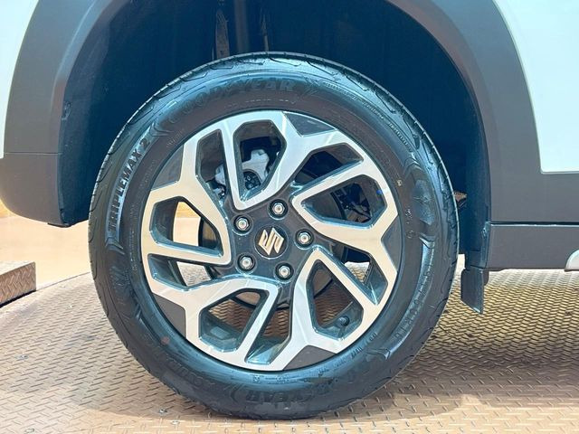 �y����16�C���`�A���~�z�C�[���z�O�ςɃ}�b�`���������A���~�z�C�[���𑕒����Ă���܂��B�e��ЊO�A���~�z�C�[����A�X�^�b�h���X�^�C�����戵�����Ă���܂��B���񂲑��k����������