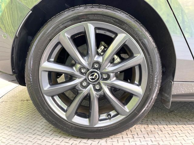 �y����18�C���`�A���~�z�C�[���z�O�ςɃ}�b�`���������A���~�z�C�[���𑕒����Ă���܂��B�e��ЊO�A���~�z�C�[����A�X�^�b�h���X�^�C�����戵�����Ă���܂��B���񂲑��k����������