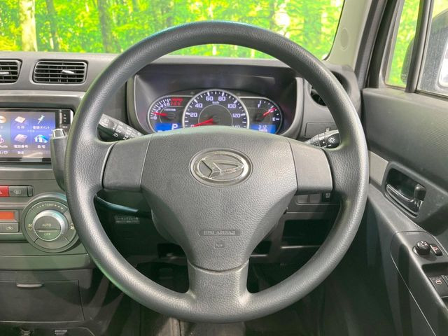 �C���e���A�ɍ��킹���f�U�C���̃X�e�A�����O�́A�^�]�������̂��Ƃ��l���A�^�]���₷���`��A�傫���ł��B�����x�A���ۂɐG���Ă��m���߂��������B