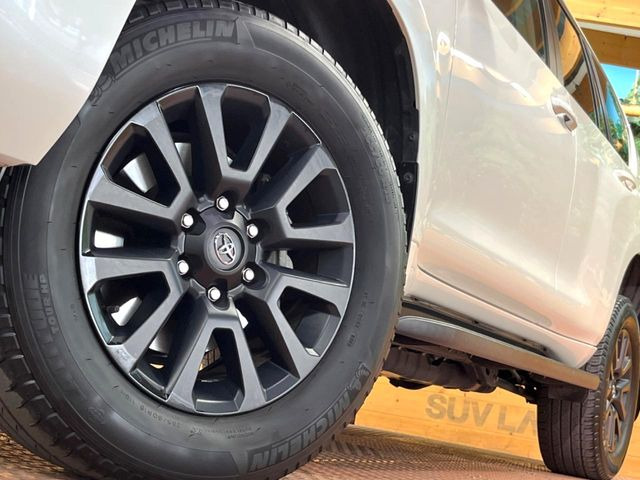 �y�O���[�h��p����18�C���`�A���~�z�C�[���z�f�U�C�����̍��������A���~�z�C�[���𑕒����Ă���܂��B�e��ЊO�A���~�z�C�[����A�X�^�b�h���X�^�C�����戵�����Ă���܂��B���񂲑��k����������