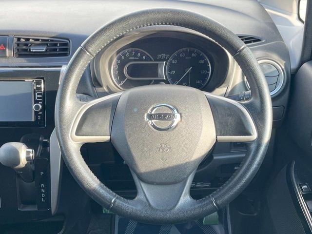 �C���e���A�ɍ��킹���f�U�C���̃X�e�A�����O�́A�^�]�������̂��Ƃ��l���A�^�]���₷���`��A�傫���ł��B�����x�A���ۂɐG���Ă��m���߂��������B