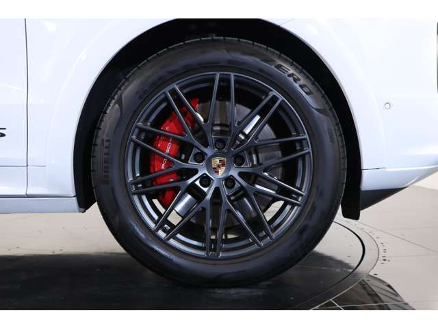 21�C���`RS�X�p�C�_�[�f�U�C���z�C�[���𑕒��B�A���X���T�C�g�O���[�h���ō����������o���A�|���V�F�N���X�g����̃J���[�z�C�[���Z���^�[�L���b�v���ו��܂ł����������������܂��B