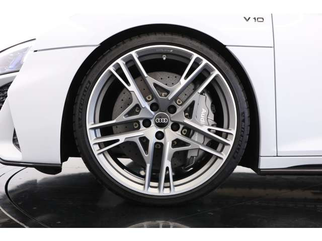 �����ɂ�20�C���`5�c�C���X�|�[�N�_�C�i�~�b�N�f�U�C���}�b�g�`�^�j�E�����b�N�O���X�^�[���h�t�B�j�b�V���A���~�z�C�[���𑕔����Ă���܂��B