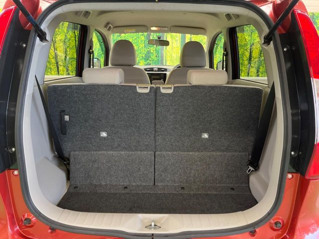 ���i�̂���������ʋ΁A���}���ɏ\���ȉ׎��X�y�[�X���m�ۂ��Ă���܂��B�Z�J���h�V�[�g��|���ƁA�傫�ȉו��̐ύڂ��\�ł���