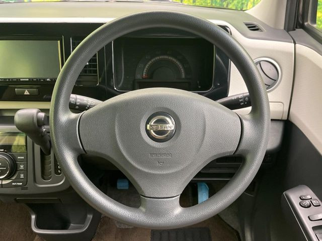 �C���e���A�ɍ��킹���f�U�C���̃X�e�A�����O�́A�^�]�������̂��Ƃ��l���A�^�]���₷���`��A�傫���ł��B�����x�A���ۂɐG���Ă��m���߂��������B