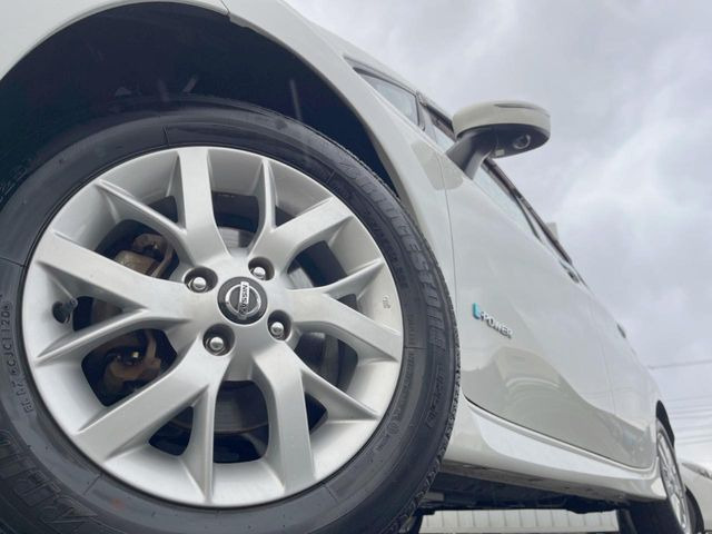 �y�����A���~�z�C�[���z�O�ςɃ}�b�`���������A���~�z�C�[���𑕒����Ă���܂��B�e��ЊO�A���~�z�C�[����A�X�^�b�h���X�^�C�����戵�����Ă���܂��B���񂲑��k����������