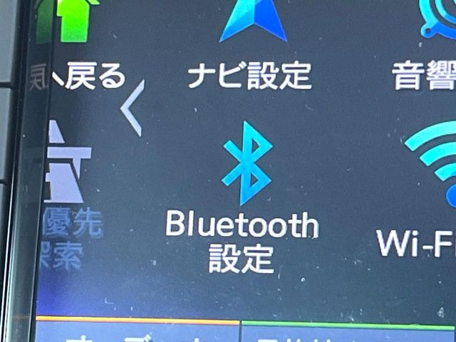 ��Bluetooth:���莝���̃X�}�[�g�t�H���ȂǂƐڑ����A�n���Y�t���[�ʘb��Տꊴ����~���[�W�b�N�Đ������y���݂��������܂��B�����ڑ��ł��̂Ŕς킵��������܂����