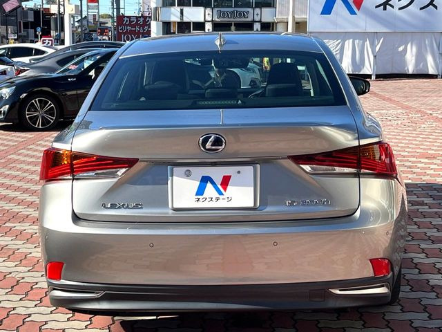 ��D�]�𒸂��Ă���܂��{�f�B�̒e�X�v���b�V���R�[�g���D�]��t���B�ʏ�̃K���X�R�[�g�ƈقȂ�A�ϋv�N��6�N�̖��@���K���X�R�[�e�B���O���A�{�f�B���L���C�ȏ�Ԃɕۂ��Ă���܂��B