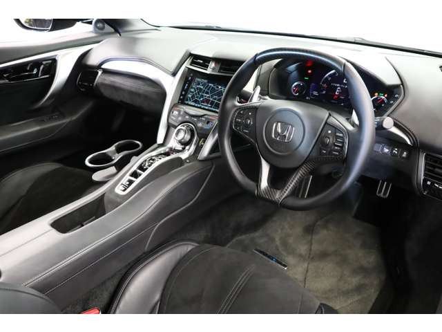 ���A�ɂ̓J�[�{���t�@�C�o�[���A�f�b�L���b�h�X�|�C���[�ƃG���W���J�o�[�𑕔��B�~�b�h�V�b�v���C�A�E�g�̔��͂��郁�J�j�Y�������o�I�ɂ��y���߁A�X�|�[�c���f���炵�����g�������o���܂��B