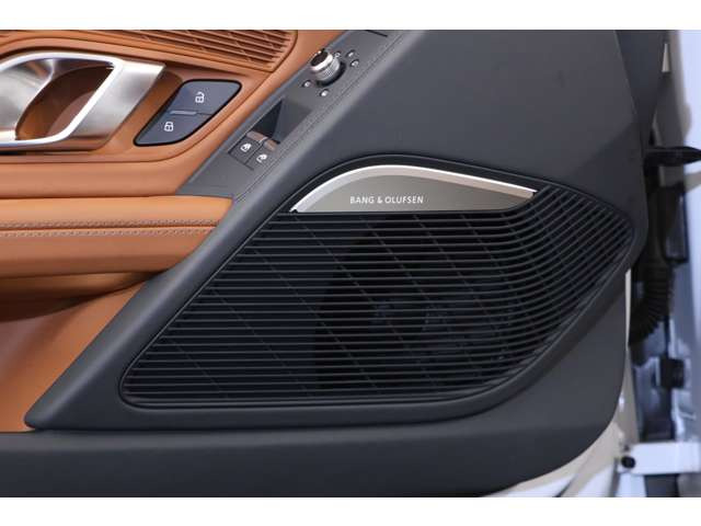 �����Bang & Olufsen�T�E���h�V�X�e���ɂ��A�N���A�ŗՏꊴ�̂��鉹�����y���߂�A�����x�̍������ł��B