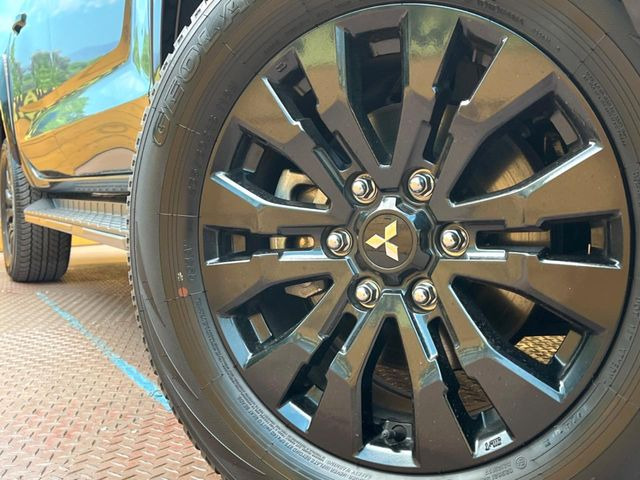 �y����18�C���`�A���~�z�C�[���z�O�ςɃ}�b�`���������A���~�z�C�[���𑕒����Ă���܂��B�e��ЊO�A���~�z�C�[����A�X�^�b�h���X�^�C�����戵�����Ă���܂��B���񂲑��k����������