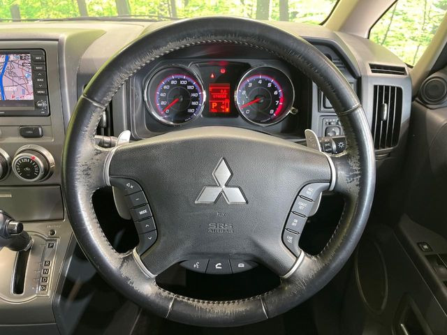 �C���e���A�ɍ��킹���f�U�C���̃X�e�A�����O�́A�^�]�������̂��Ƃ��l���A�^�]���₷���`��A�傫���ł��B�����x�A���ۂɐG���Ă��m���߂��������B