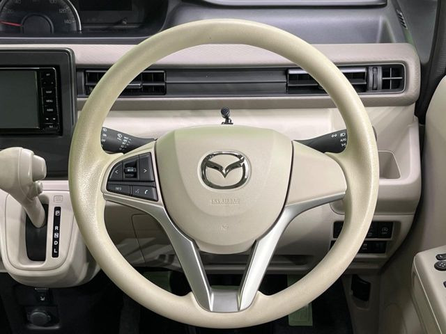 �C���e���A�ɍ��킹���f�U�C���̃X�e�A�����O�́A�^�]�������̂��Ƃ��l���A�^�]���₷���`��A�傫���ł��B�����x�A���ۂɐG���Ă��m���߂��������B