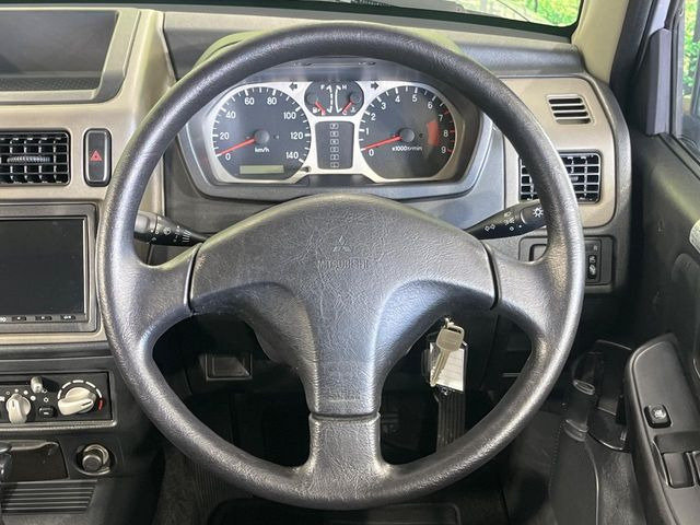 �C���e���A�ɍ��킹���f�U�C���̃X�e�A�����O�́A�^�]�������̂��Ƃ��l���A�^�]���₷���`��A�傫���ł��B�����x�A���ۂɐG���Ă��m���߂��������B