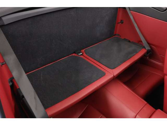 �㕔���Ȃɂ̓`���C���h�V�[�g�������\�ł��B�w�ʂ�|���΂�����x�傫�߂̉ו����ςݍ��݉\�ł��B