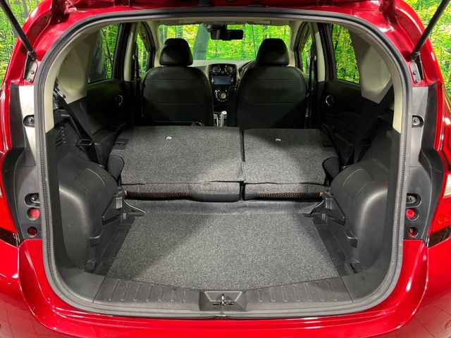 ���i�̂���������ʋ΁A���}���ɏ\���ȉ׎��X�y�[�X���m�ۂ��Ă���܂��B�Z�J���h�V�[�g��|���ƁA�傫�ȉו��̐ύڂ��\�ł���