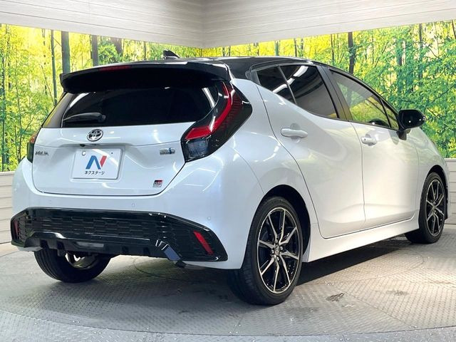 ��D�]�𒸂��Ă���܂��{�f�B�̒e�X�v���b�V���R�[�g���D�]��t���B�ʏ�̃K���X�R�[�g�ƈقȂ�A�ϋv�N��6�N�̖��@���K���X�R�[�e�B���O���A�{�f�B���L���C�ȏ�Ԃɕۂ��Ă���܂��B