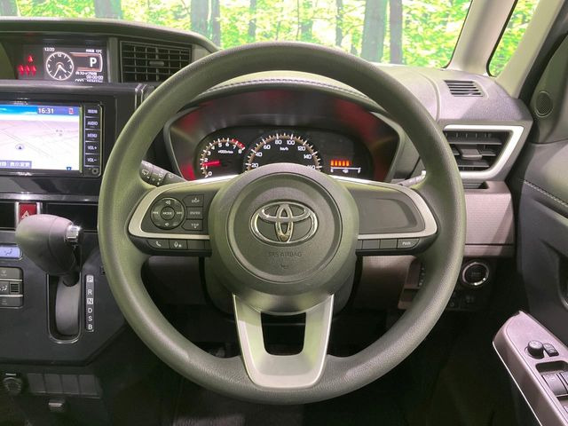 �C���e���A�ɍ��킹���f�U�C���̃X�e�A�����O�́A�^�]�������̂��Ƃ��l���A�^�]���₷���`��A�傫���ł��B�����x�A���ۂɐG���Ă��m���߂��������B