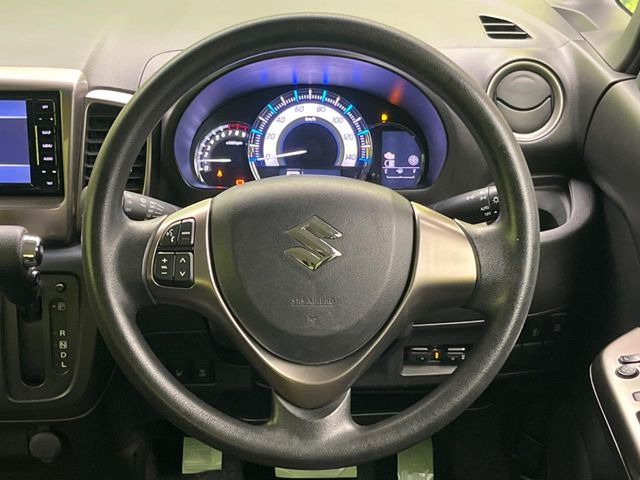 �C���e���A�ɍ��킹���f�U�C���̃X�e�A�����O�́A�^�]�������̂��Ƃ��l���A�^�]���₷���`��A�傫���ł��B�����x�A���ۂɐG���Ă��m���߂��������B