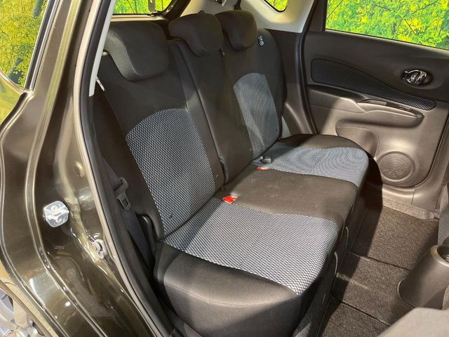 広々とした2列目シートは居住性が高く、居心地も快適!友達や家族とのお出かけにぴったりです。ベビーシートやチャイルドシート使用時も快適にお過ごしいただける十分な空間を確保しています。