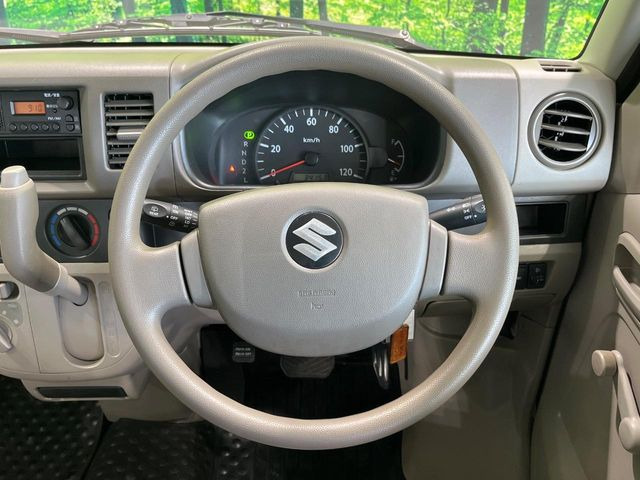 �C���e���A�ɍ��킹���f�U�C���̃X�e�A�����O�́A�^�]�������̂��Ƃ��l���A�^�]���₷���`��A�傫���ł��B�����x�A���ۂɐG���Ă��m���߂��������B