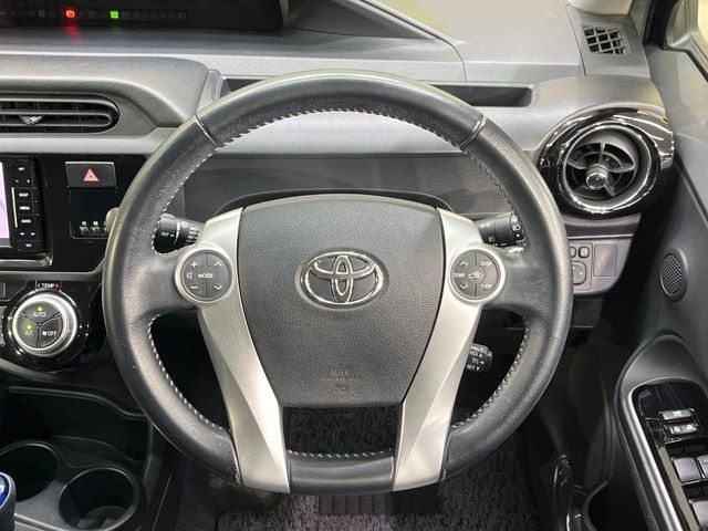 �C���e���A�ɍ��킹���f�U�C���̃X�e�A�����O�́A�^�]�������̂��Ƃ��l���A�^�]���₷���`��A�傫���ł��B�����x�A���ۂɐG���Ă��m���߂��������B