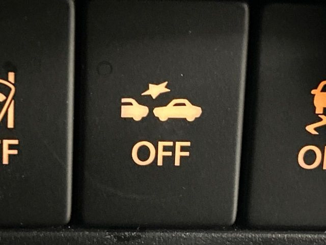 �y�X�Y�L �Z�[�t�e�B�T�|�[�g�z���s���ɑO���̎ԗ�����F�����A�Փ˂������Ȏ��͌x��ƃu���[�L�ŏՓˉ���Ɣ�Q�y�����A�V�X�g�B�����S�Ƀh���C�u�����y���݂��������܂��B